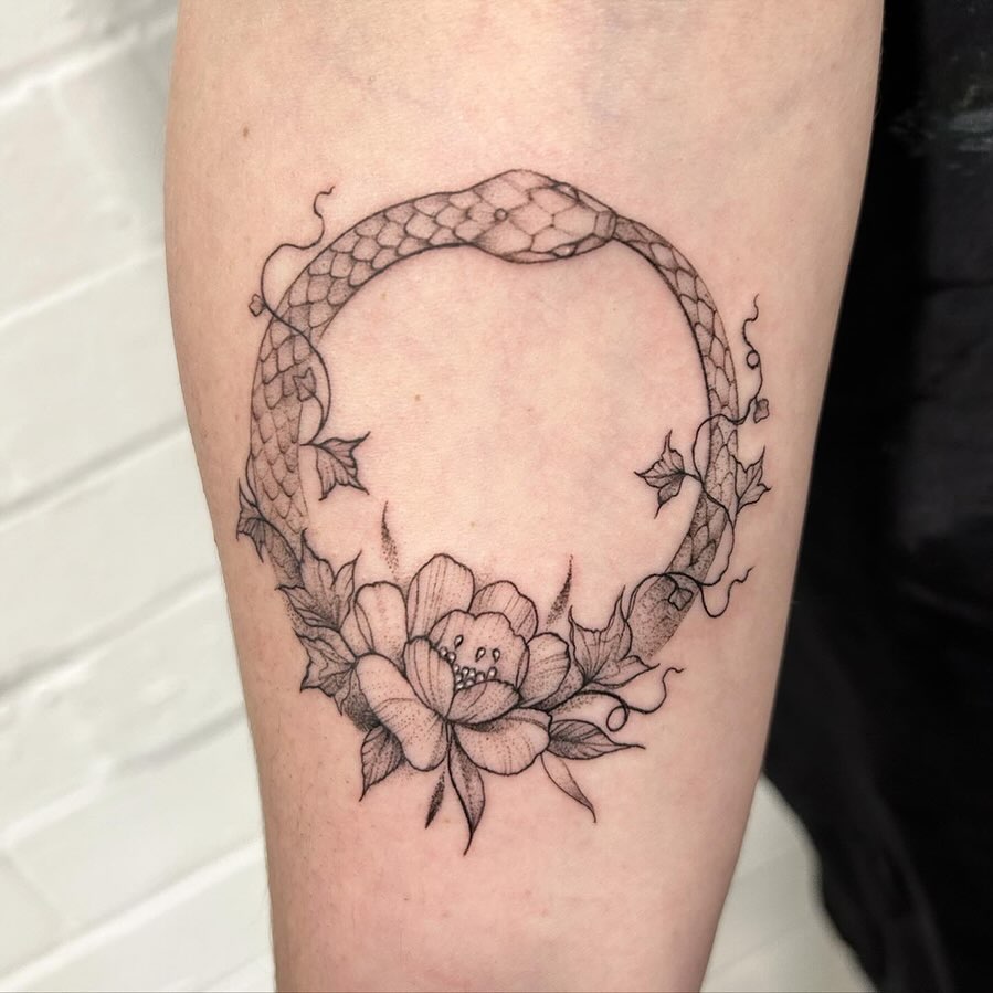 Fine Line Ouroboros Armband Tattoo