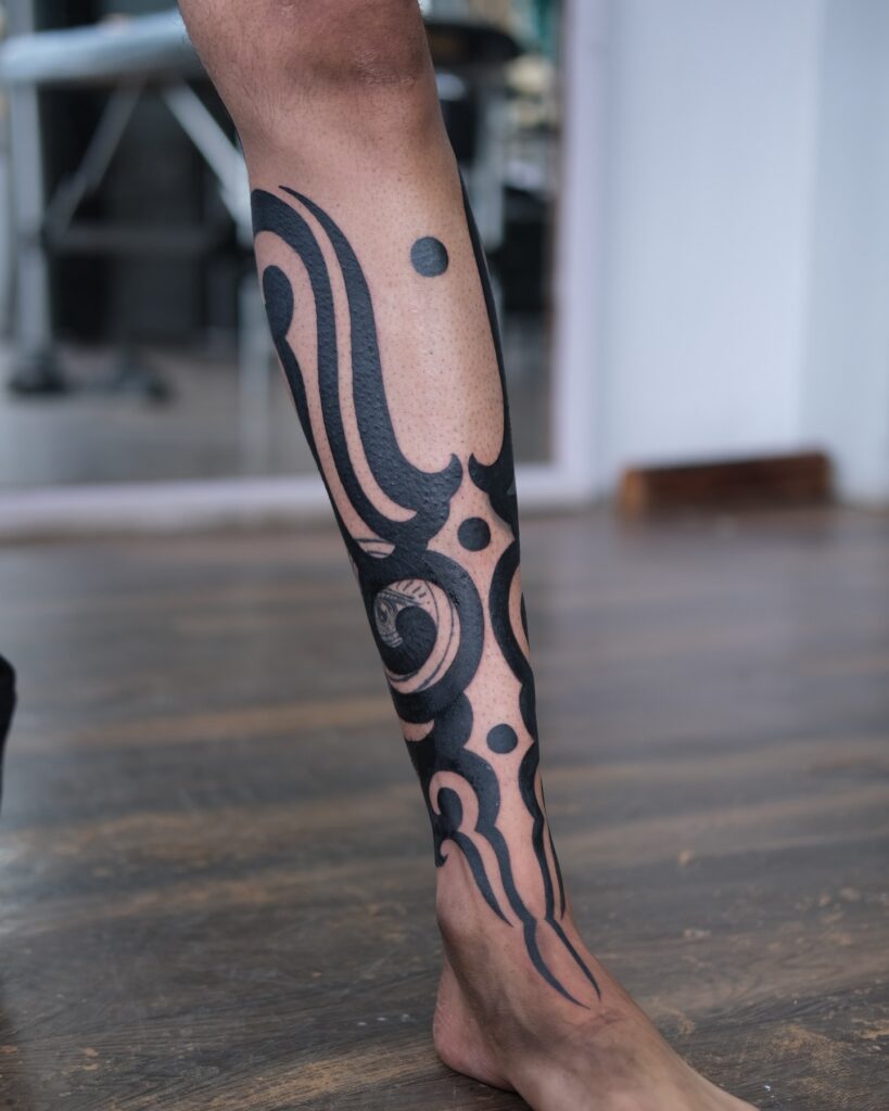 Dark Ornamental Thigh Tattoo
