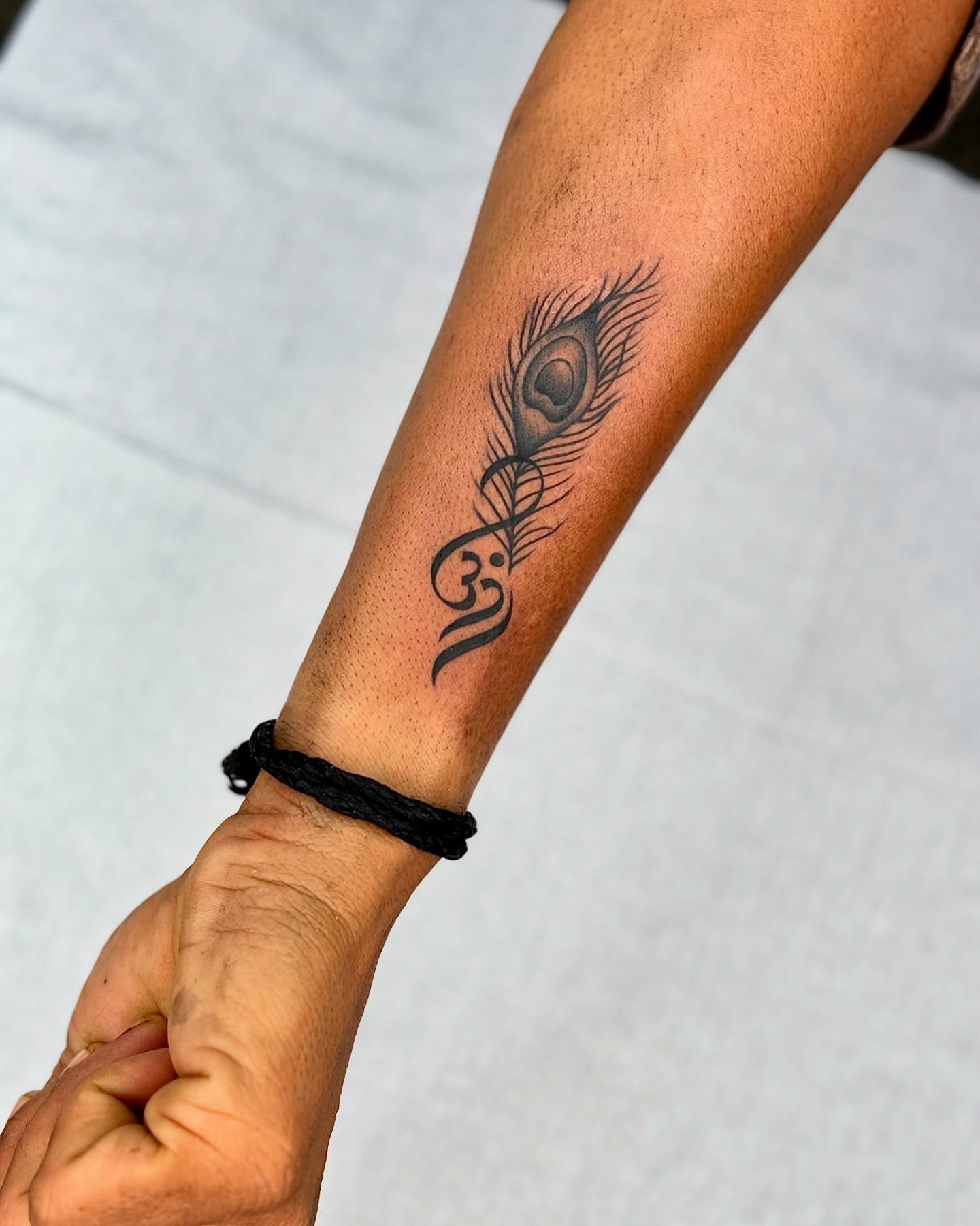 Bear Paw Feather Armband Tattoo