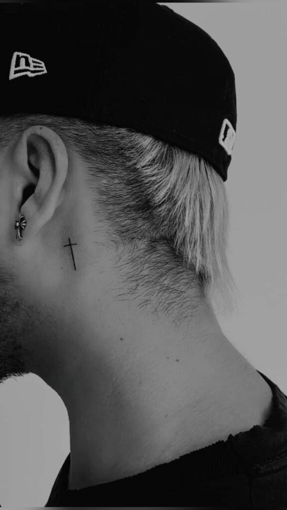 Petit micro cross behind the ear