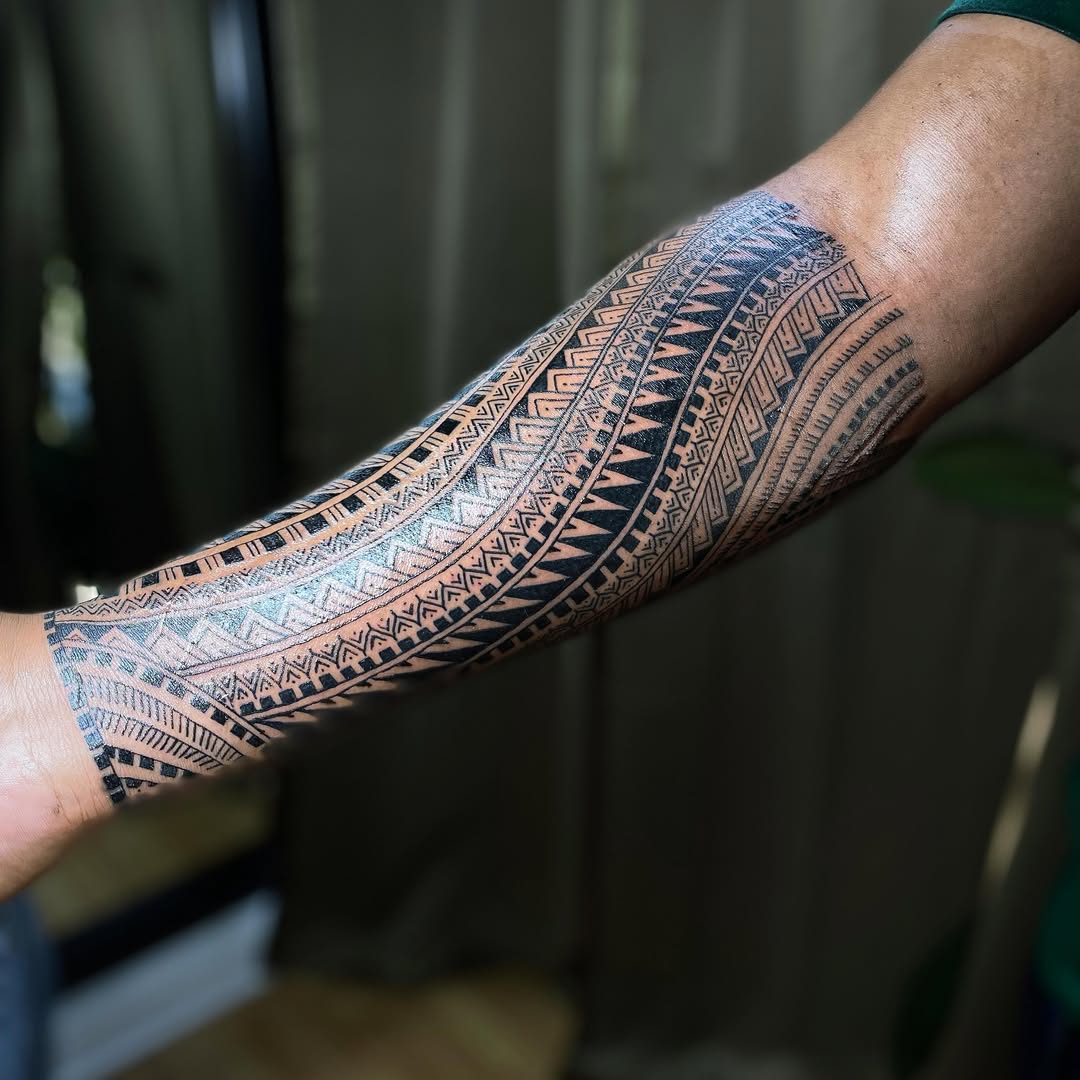 Flowing Polynesian Forearm Tattoo