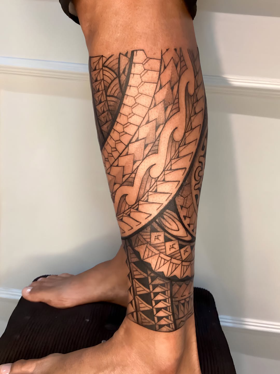Flowing Polynesian Leg Tattoo