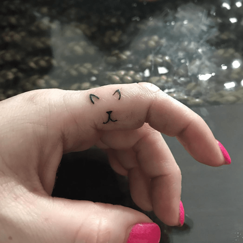 Simple Cat Face on the Thumb