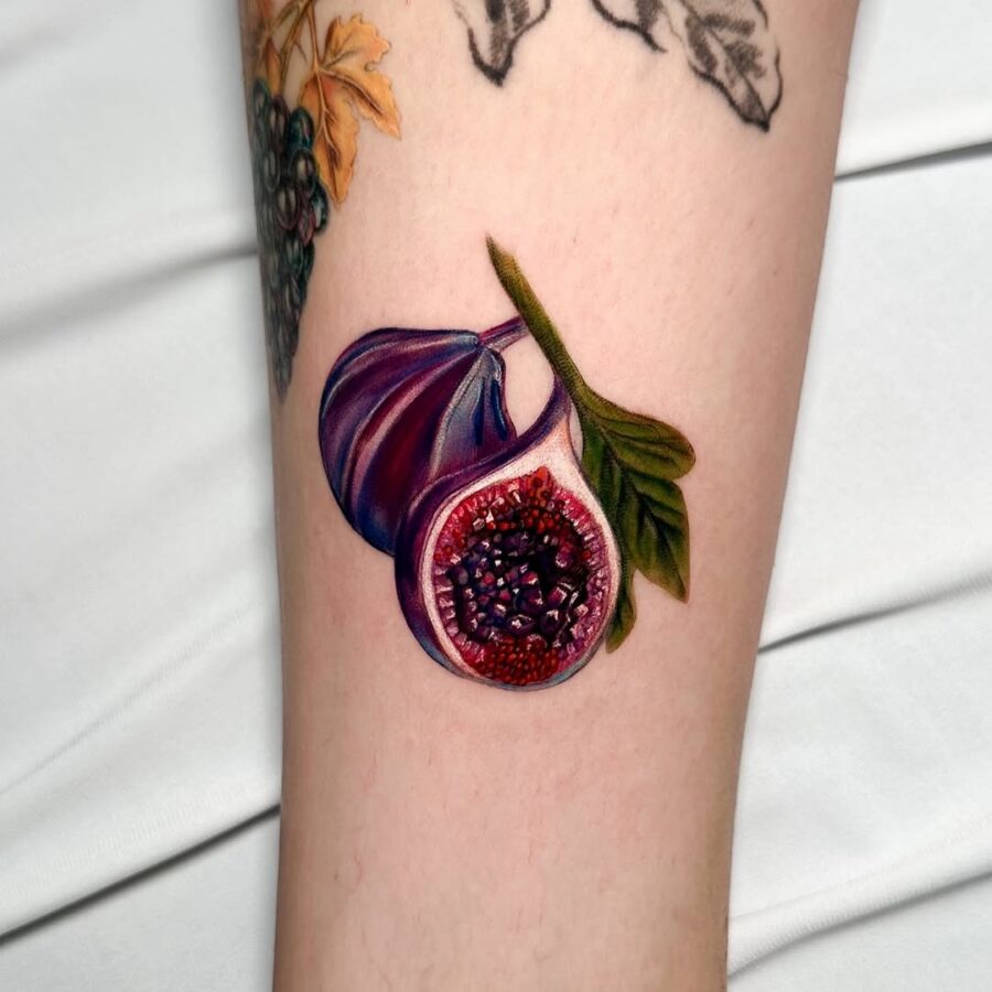 Vivid fig tattoo brings nature to life Tattoo on skin
