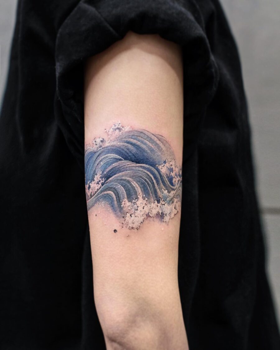 Captivating Ocean Waves in Tattoo Art japanese tattoos