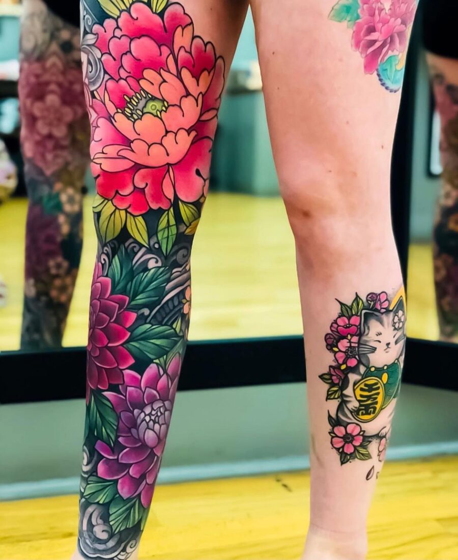Colorful Japanese tattoo designs on the leg Tattoo on skin