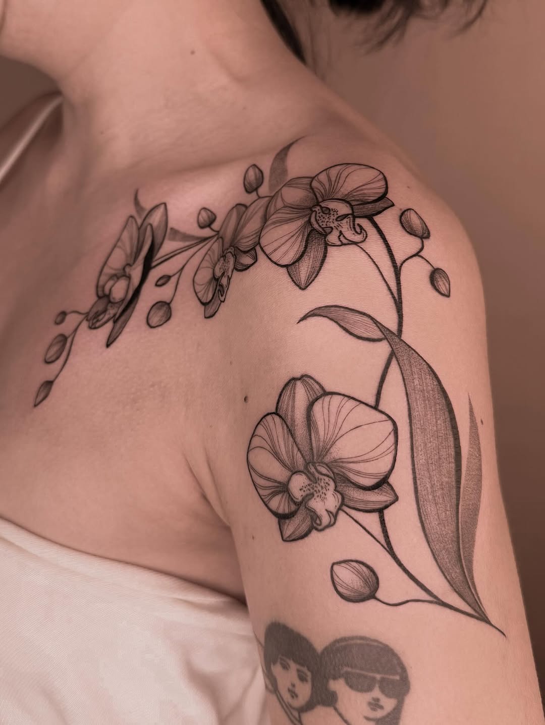 Elegant floral design embracing the shoulder Tattoo on skin