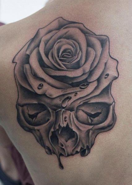 Cool Skull-rose Combination Tattoo On Guys Back Tattoo on skin