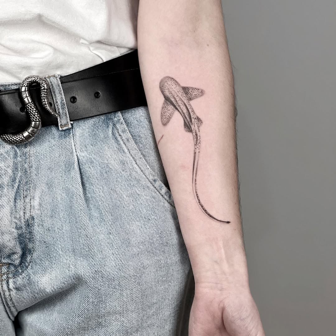 Realistic shark tattoo captures oceanic elegance Tattoo on skin